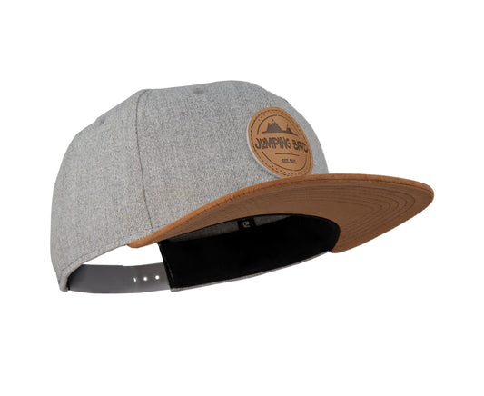 Snapback-Cap von Jumping Bird in Hellgrau meliert/Braun mit geprägtem Lederoptik-Patch vorn und seitlichem Logostick