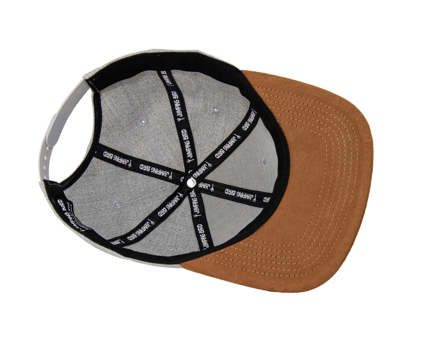 Snapback-Cap von Jumping Bird in Hellgrau meliert/Braun mit geprägtem Lederoptik-Patch vorn und seitlichem Logostick