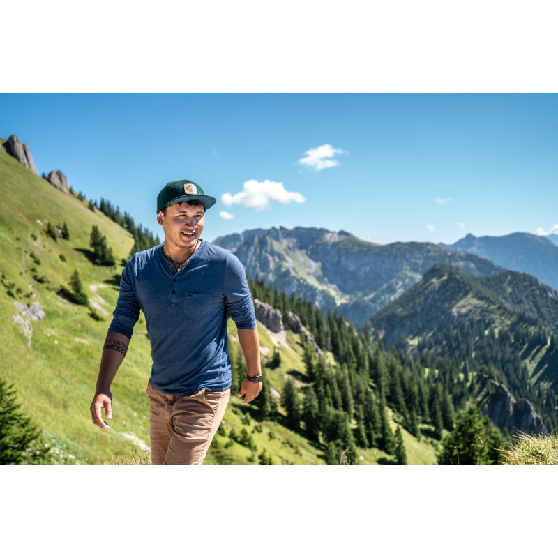 Snowboard Snapback Cap von Jumping Bird - Modell Arlberg in waldgrün/petrol mit Badge in Lederoptik und Logo-Stick seitlich