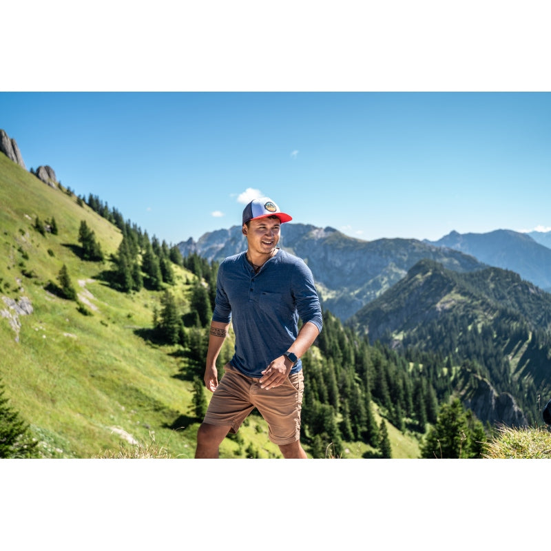 Trucker Cap von Jumping Bird - Modell Dreispitz in blau/rot/weiss mit elegantem Badge und Logo seitlich