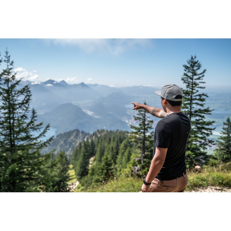 Snowboard Snapback Cap von Jumping Bird - Modell Hintertux in hellgrau/grau mit Badge in Lederoptik und Logo-Stick seitlich
