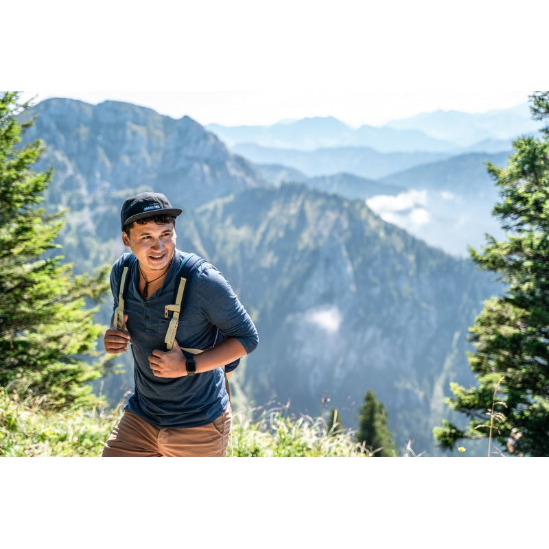 5-Panel-Cap von Jumping Bird in schwarz mit sportivem Frontpatch und weicher, unverstärkter Passform für hohen Tragekomfort
