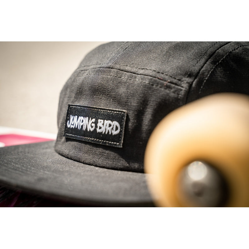 5-Panel-Cap von Jumping Bird in schwarz mit sportivem Frontpatch und weicher, unverstärkter Passform für hohen Tragekomfort