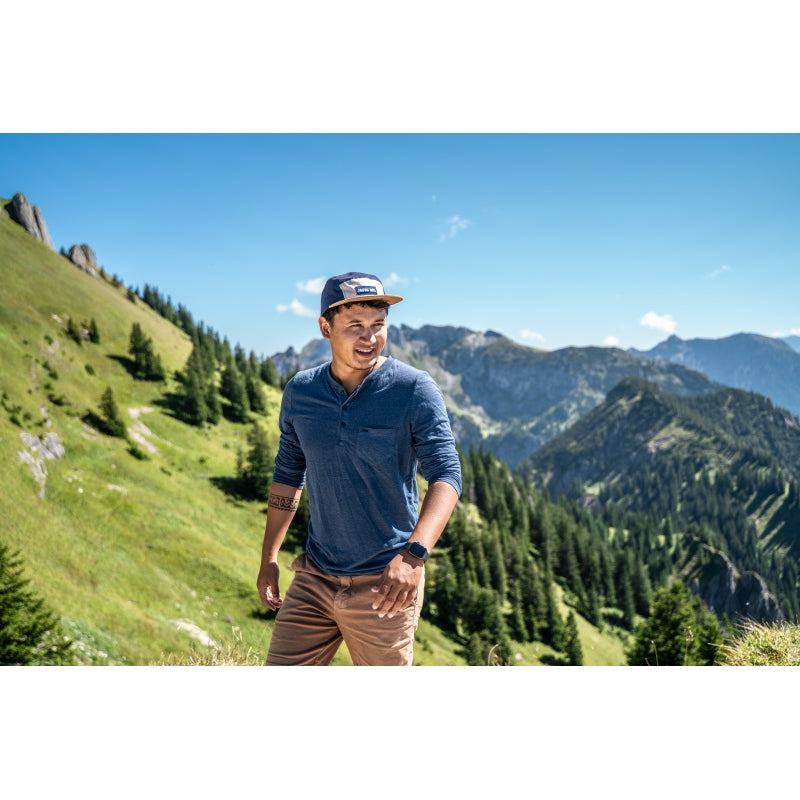 5-Panel-Cap von Jumping Bird in Navy-Beige mit sportivem Frontpatch und weicher, unverstärkter Passform für hohen Tragekomfort