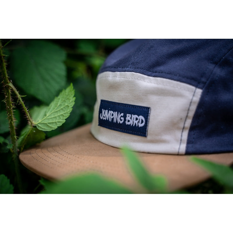 5-Panel-Cap von Jumping Bird in Navy-Beige mit sportivem Frontpatch und weicher, unverstärkter Passform für hohen Tragekomfort