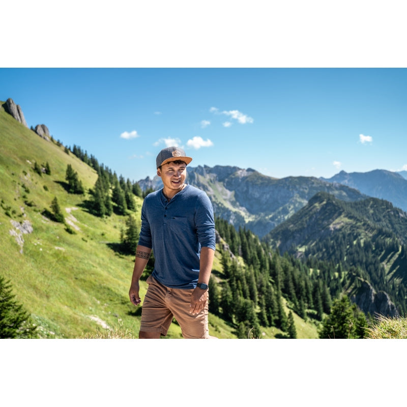 Filz-Snapback von Jumping Bird in Steingrau-Braun mit geprägtem Lederoptik-Patch vorn und seitlichem Logostick