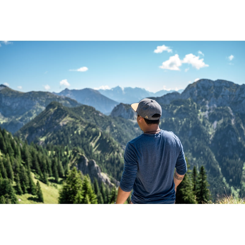 Filz-Snapback von Jumping Bird in Steingrau-Braun mit geprägtem Lederoptik-Patch vorn und seitlichem Logostick
