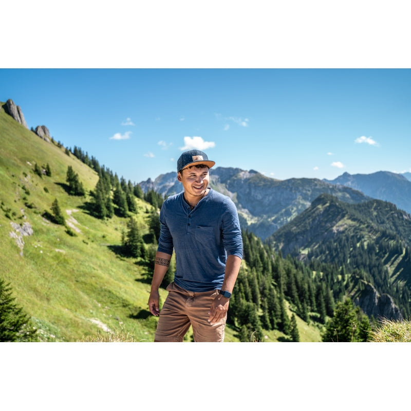 Snapback-Cap von Jumping Bird in Anthrazitblau meliert mit geprägtem Lederoptik-Patch vorn und seitlichem Logostick
