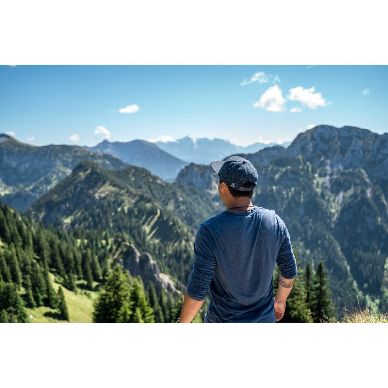 Snapback-Cap von Jumping Bird in Anthrazitblau meliert mit geprägtem Lederoptik-Patch vorn und seitlichem Logostick
