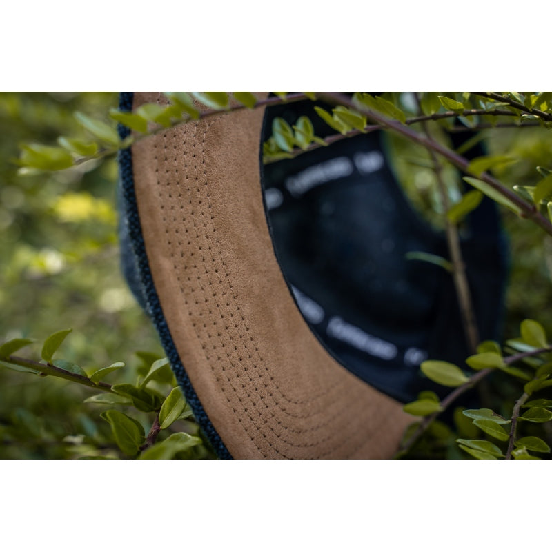 Snapback-Cap von Jumping Bird in Anthrazitblau meliert mit geprägtem Lederoptik-Patch vorn und seitlichem Logostick