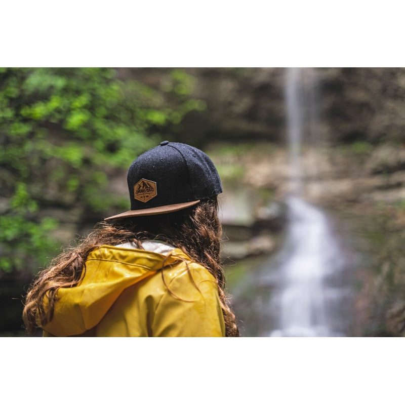 Filz-Snapback von Jumping Bird in Anthrazit-Braun mit geprägtem Lederoptik-Patch vorn und seitlichem Logostick
