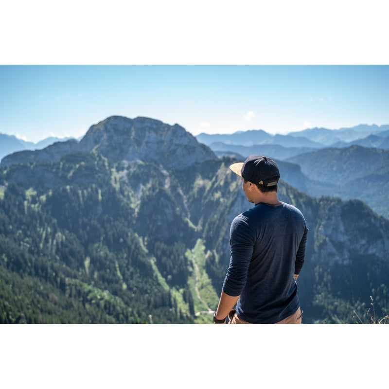 Filz-Snapback von Jumping Bird in Anthrazit-Braun mit geprägtem Lederoptik-Patch vorn und seitlichem Logostick