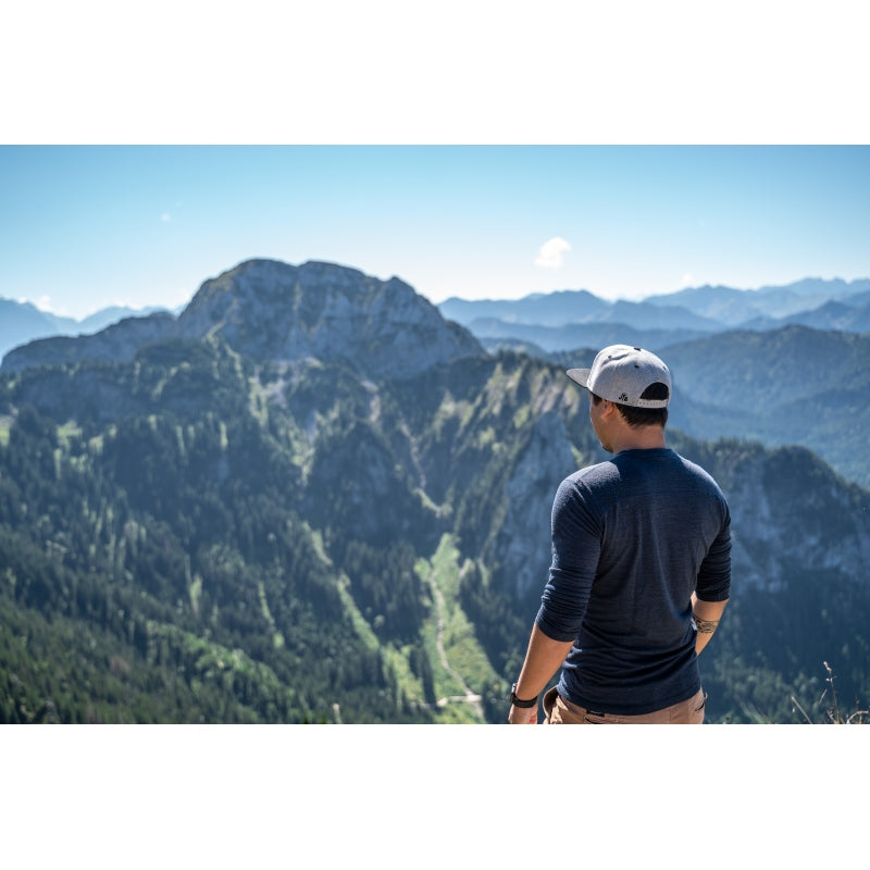 Snapback-Cap von Jumping Bird in Hellgrau-Schwarz mit gesticktem Flaggen-Design vorn, Logostick seitlich und grünem Schirm