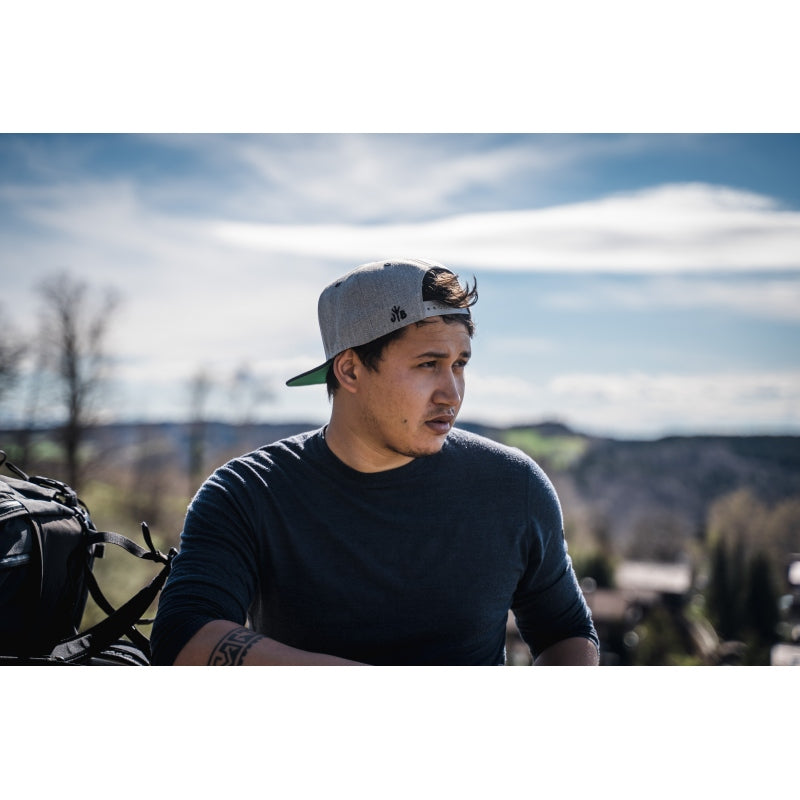 Snapback-Cap von Jumping Bird in Hellgrau-Schwarz mit gesticktem Flaggen-Design vorn, Logostick seitlich und grünem Schirm