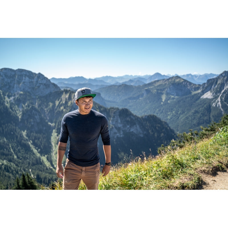 Snapback-Cap von Jumping Bird in Hellgrau-Schwarz mit gesticktem Flaggen-Design vorn, Logostick seitlich und grünem Schirm