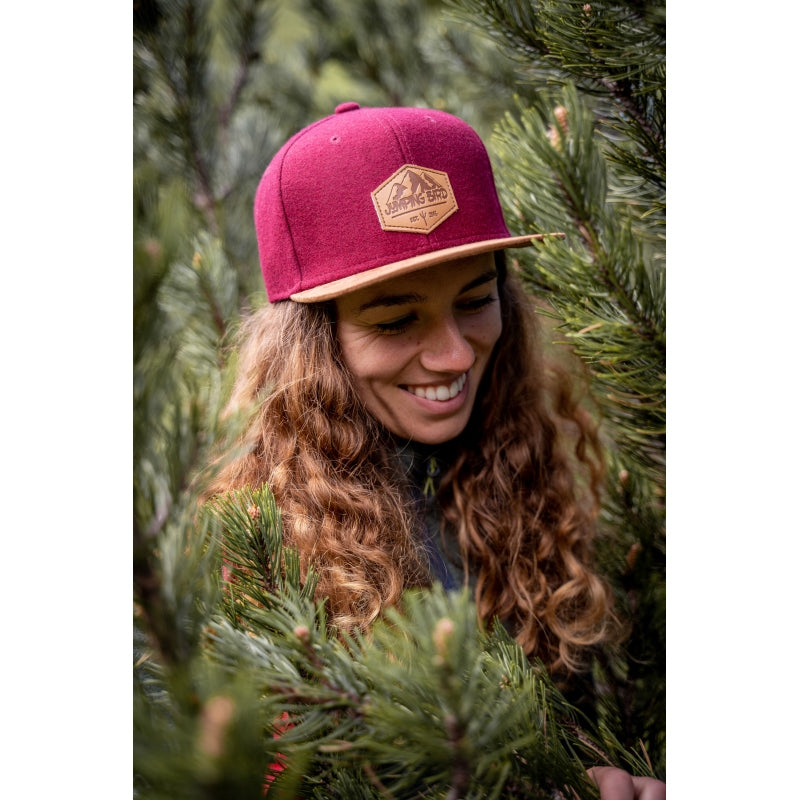 Filz-Snapback von Jumping Bird in Dunkelrot-Braun mit geprägtem Lederoptik-Patch vorn und seitlichem Logostick