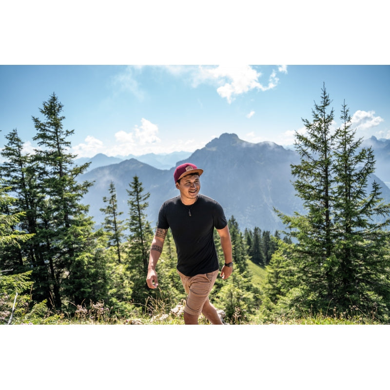 Filz-Snapback von Jumping Bird in Dunkelrot-Braun mit geprägtem Lederoptik-Patch vorn und seitlichem Logostick