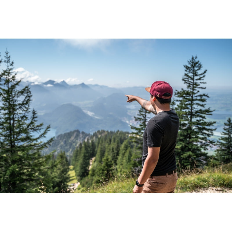Filz-Snapback von Jumping Bird in Dunkelrot-Braun mit geprägtem Lederoptik-Patch vorn und seitlichem Logostick