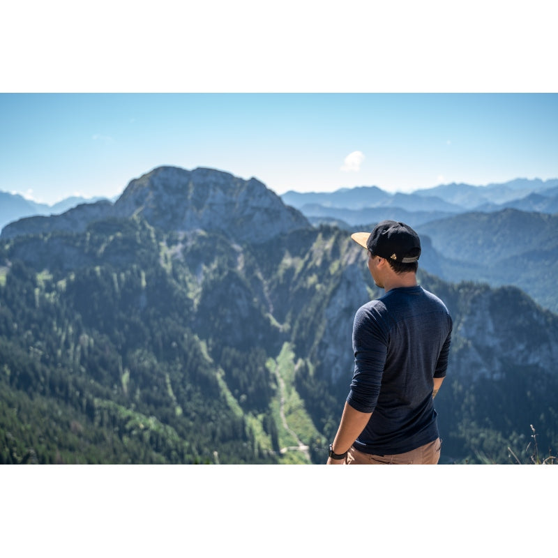 Snapback-Cap von Jumping Bird in Schwarz-Braun mit geprägtem Lederoptik-Patch vorn und seitlichem Logostick