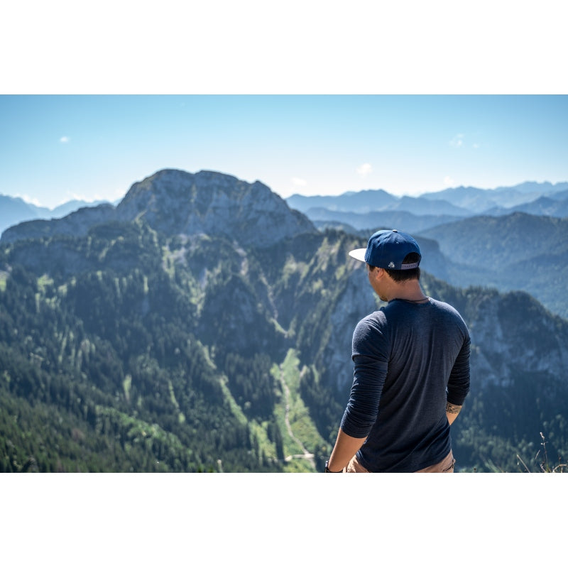 Snapback-Cap von Jumping Bird in Blau-Grau mit geprägtem Lederoptik-Patch vorn und seitlichem Logostick