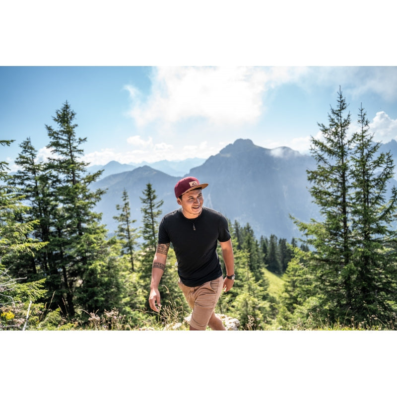 Snapback-Cap von Jumping Bird in Bordeaux-Braun mit geprägtem Lederoptik-Patch vorn und seitlichem Logostick