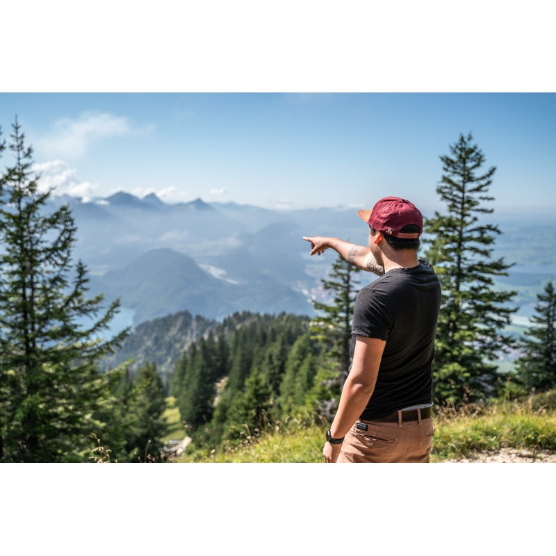 Snapback-Cap von Jumping Bird in Bordeaux-Braun mit geprägtem Lederoptik-Patch vorn und seitlichem Logostick