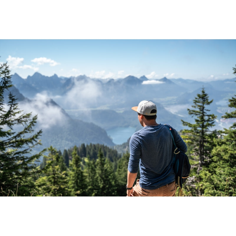 Snapback-Cap von Jumping Bird in Hellgrau meliert/Braun mit geprägtem Lederoptik-Patch vorn und seitlichem Logostick