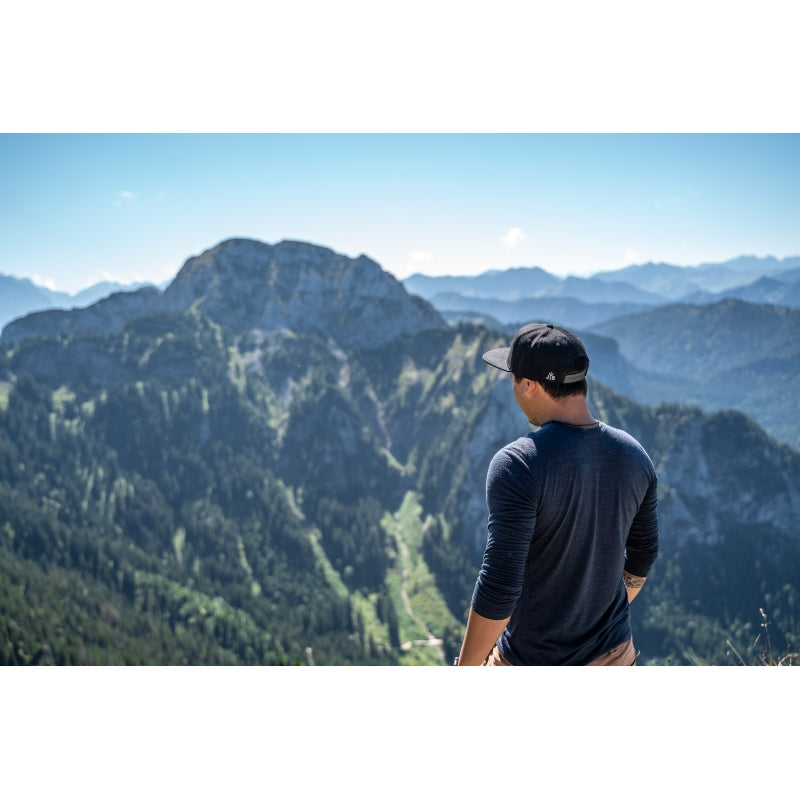 Ski Snapback Cap von Jumping Bird - Modell Kitzbühel in schwarz/Hahnentritt mit Badge in Lederoptik und Logo-Stick seitlich