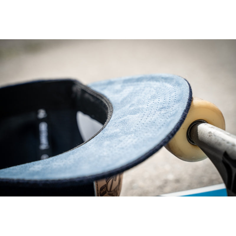 Snowboard Snapback Cap von Jumping Bird - Modell St. Anton in dunkelblau/blau mit Badge in Lederoptik und Logo-Stick seitlich