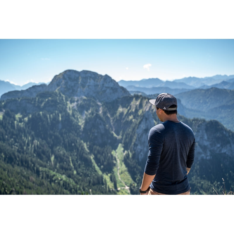 Performance Snapback Cap von Jumping Bird - Modell Steinfalk in grau/senfgelb mit sportivem Badge und Logo-Stick seitlich