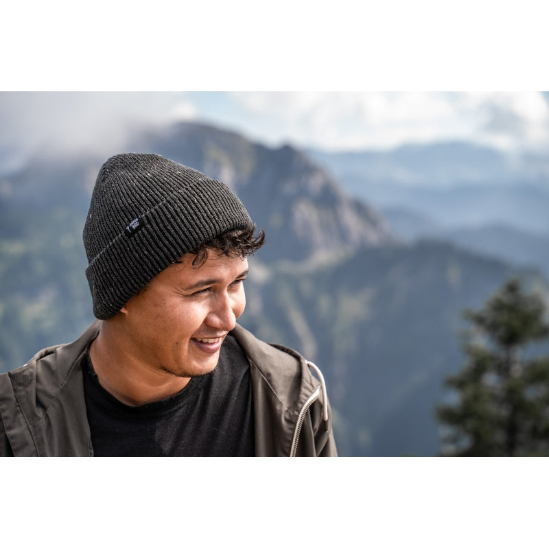 Strickmütze von Jumping Bird - Modell Wildspitze in dunkelgrau mit weichem Stoff für hohen Tragekomfort