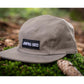 5-Panel-Cap von Jumping Bird in oliv mit sportivem Frontpatch und weicher, unverstärkter Passform für hohen Tragekomfort