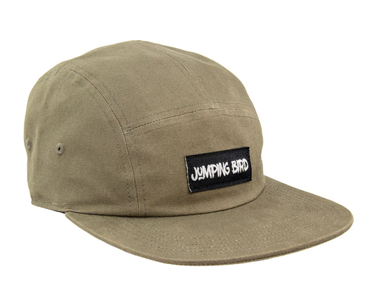 5-Panel-Cap von Jumping Bird in oliv mit sportivem Frontpatch und weicher, unverstärkter Passform für hohen Tragekomfort