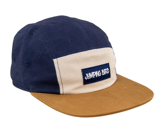 5-Panel-Cap von Jumping Bird in Navy-Beige mit sportivem Frontpatch und weicher, unverstärkter Passform für hohen Tragekomfort