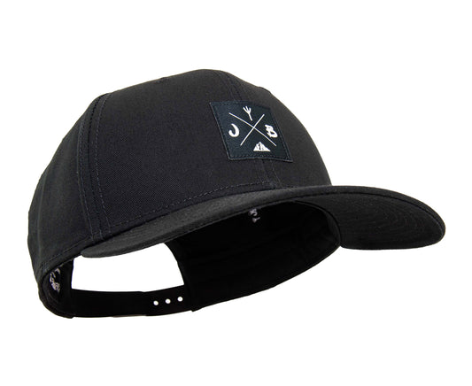 Baseball-Cap von Jumping Bird in Schwarz mit sportivem Frontpatch und seitlichem Logostick
