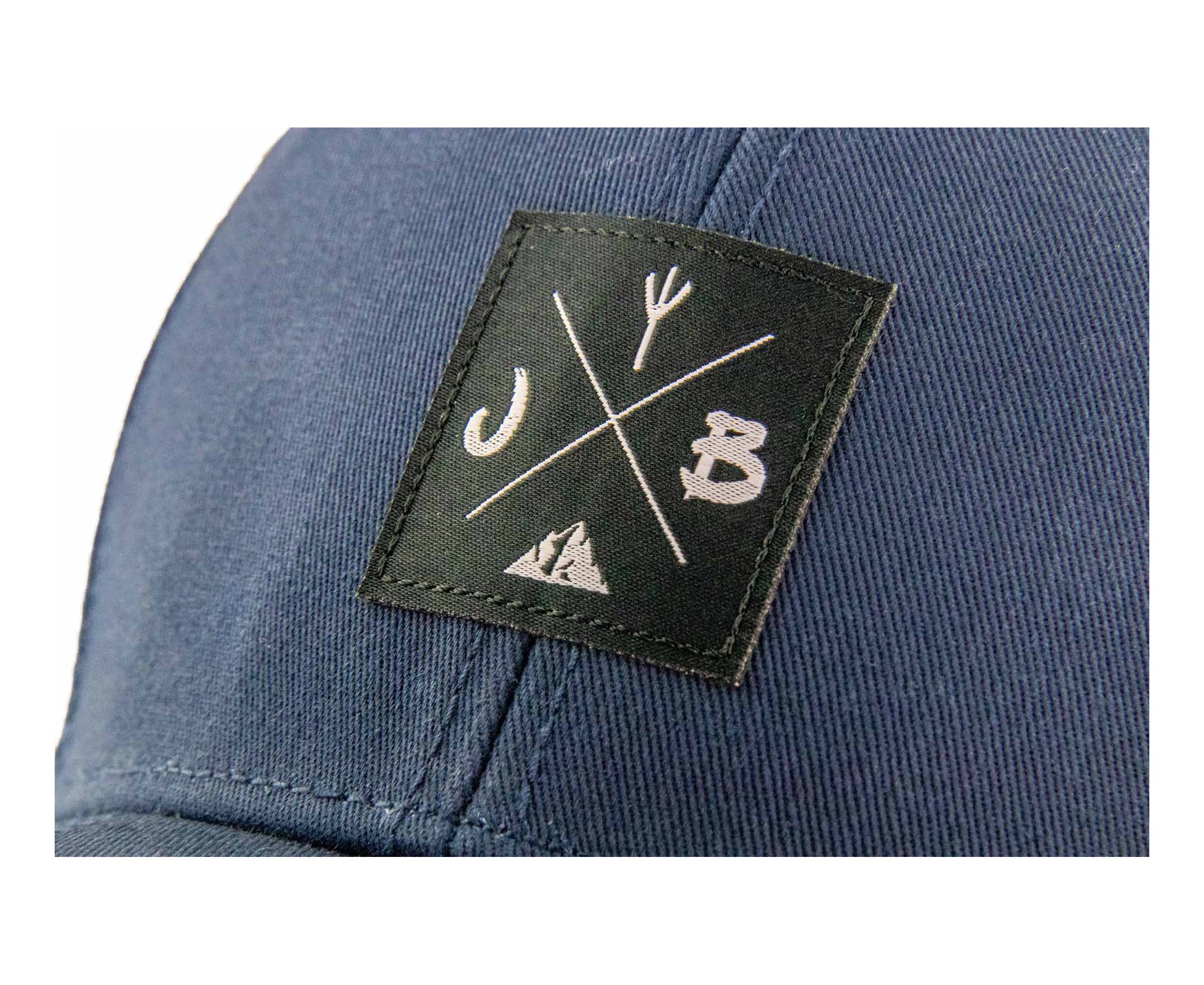 Baseball-Cap von Jumping Bird in Dunkelblau mit sportivem Frontpatch und seitlichem Logostick