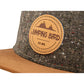 Snapback-Cap von Jumping Bird in Tweed-Braun mit geprägtem Lederoptik-Patch vorn und seitlichem Logostick