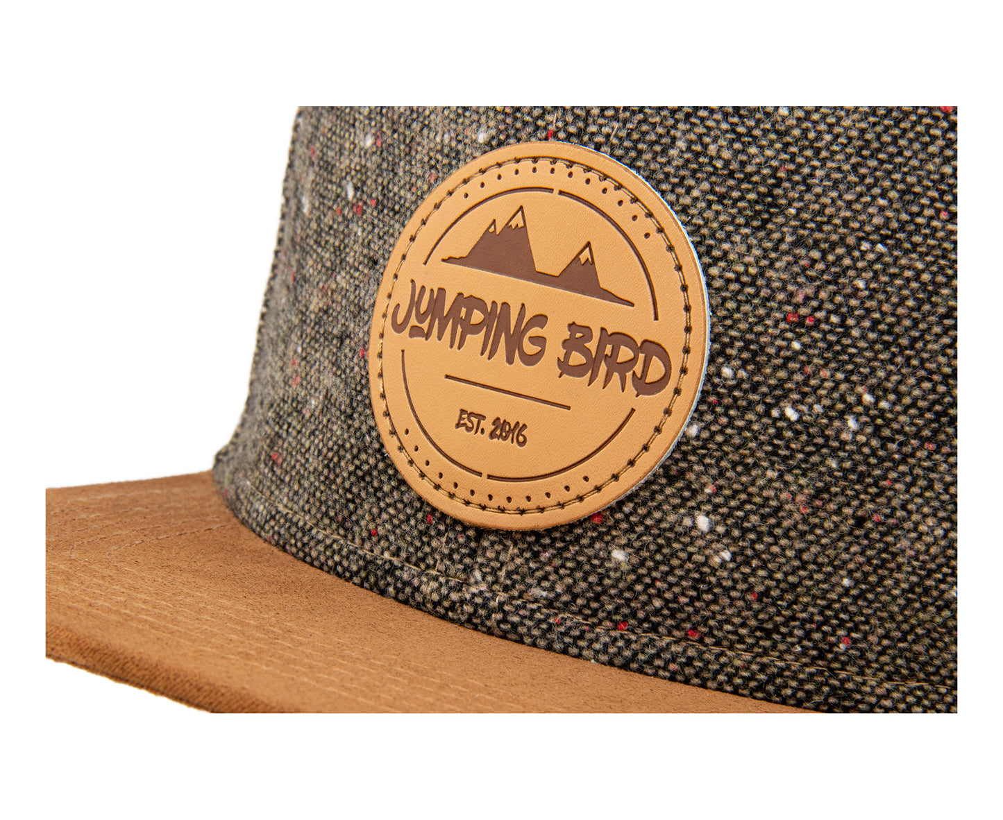 Snapback-Cap von Jumping Bird in Tweed-Braun mit geprägtem Lederoptik-Patch vorn und seitlichem Logostick