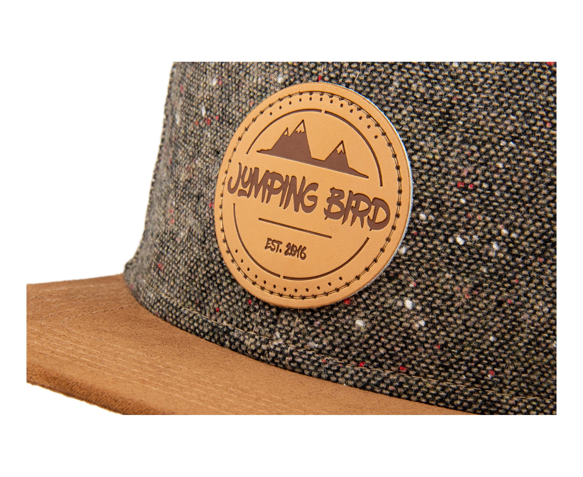 Snapback-Cap von Jumping Bird in Tweed-Braun mit geprägtem Lederoptik-Patch vorn und seitlichem Logostick