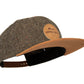 Snapback-Cap von Jumping Bird in Tweed-Braun mit geprägtem Lederoptik-Patch vorn und seitlichem Logostick