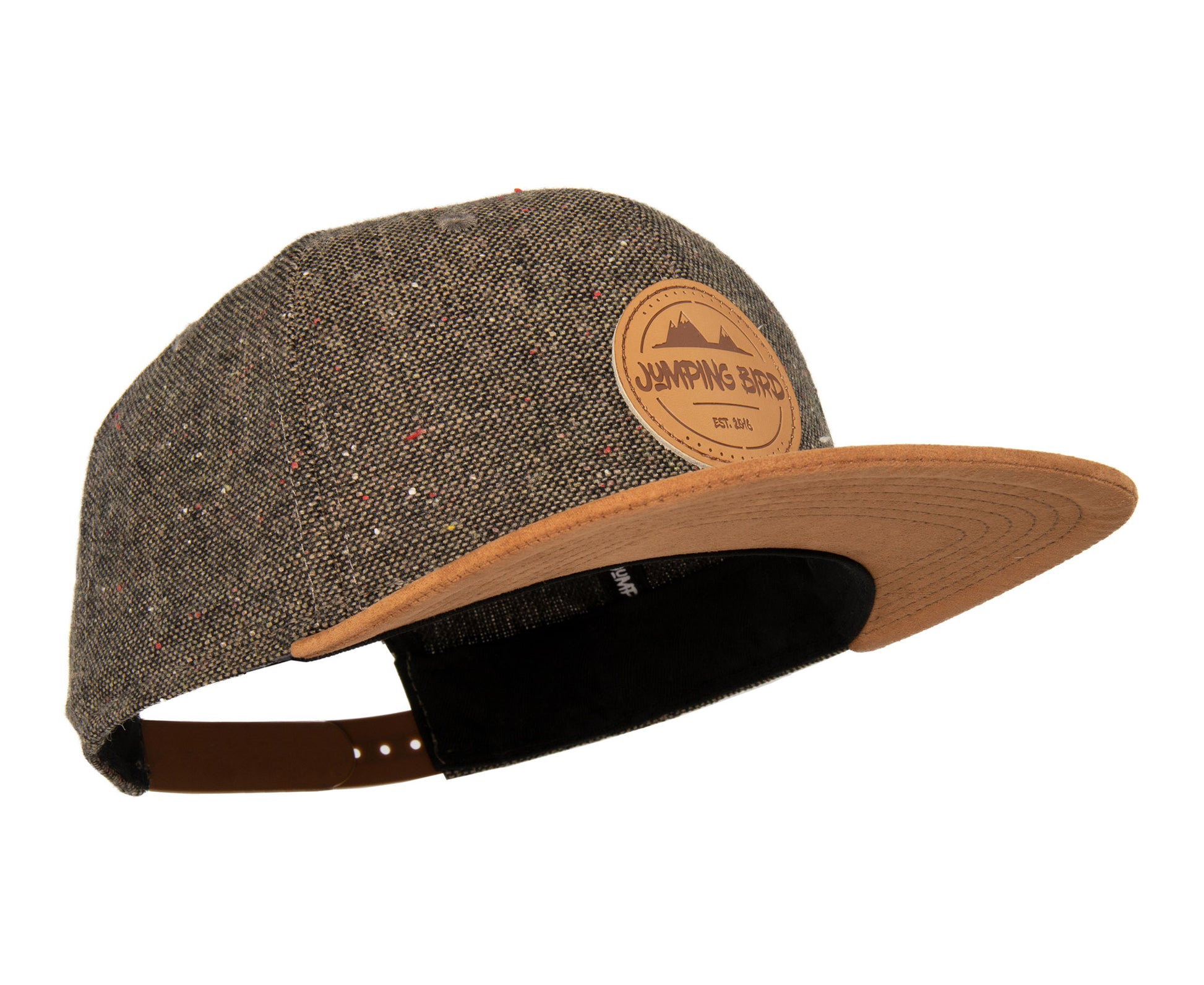 Snapback-Cap von Jumping Bird in Tweed-Braun mit geprägtem Lederoptik-Patch vorn und seitlichem Logostick