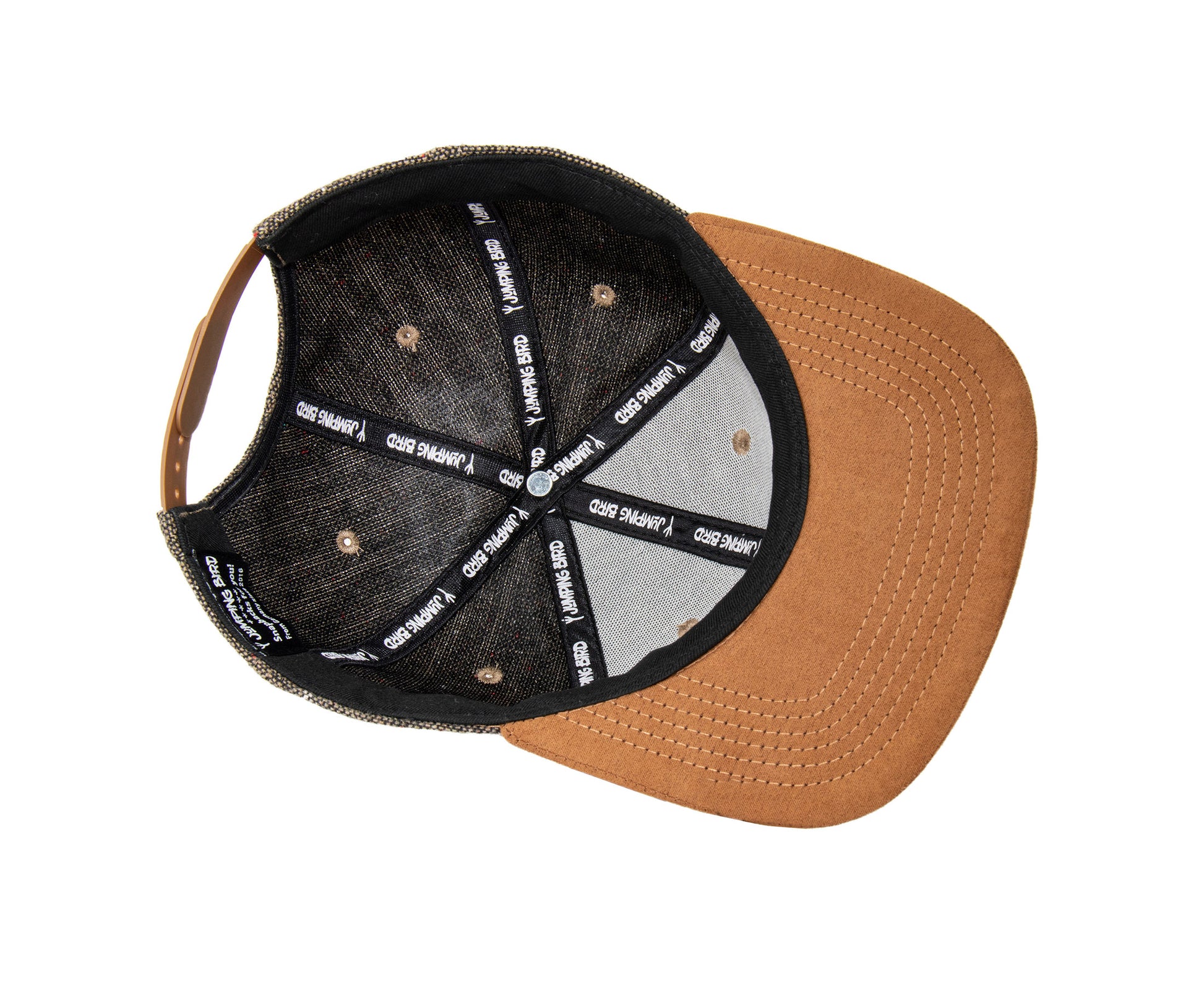 Snapback-Cap von Jumping Bird in Tweed-Braun mit geprägtem Lederoptik-Patch vorn und seitlichem Logostick