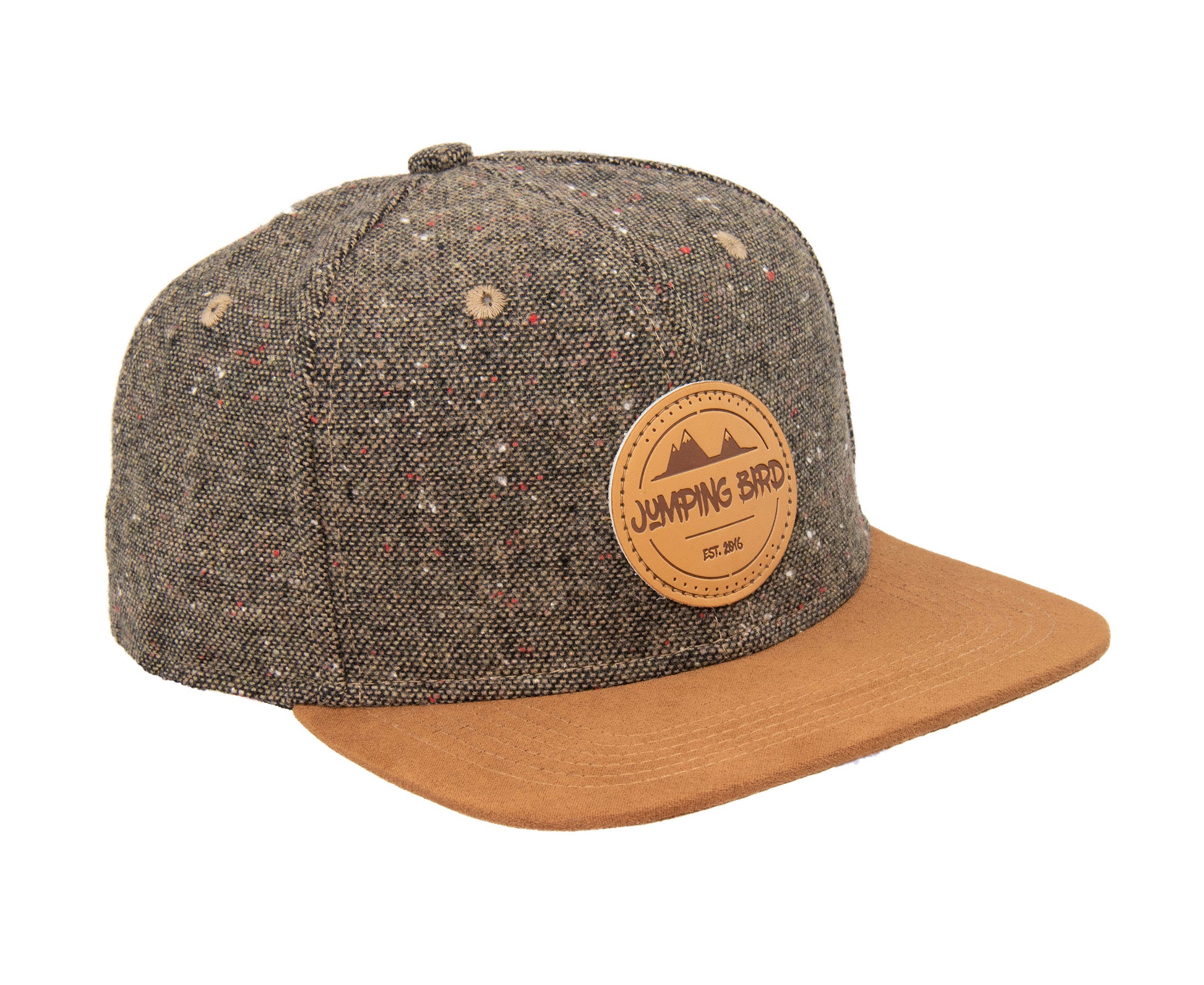 Snapback-Cap von Jumping Bird in Tweed-Braun mit geprägtem Lederoptik-Patch vorn und seitlichem Logostick