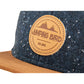 Snapback-Cap von Jumping Bird in Anthrazitblau-Braun mit geprägtem Lederoptik-Patch vorn und seitlichem Logostick