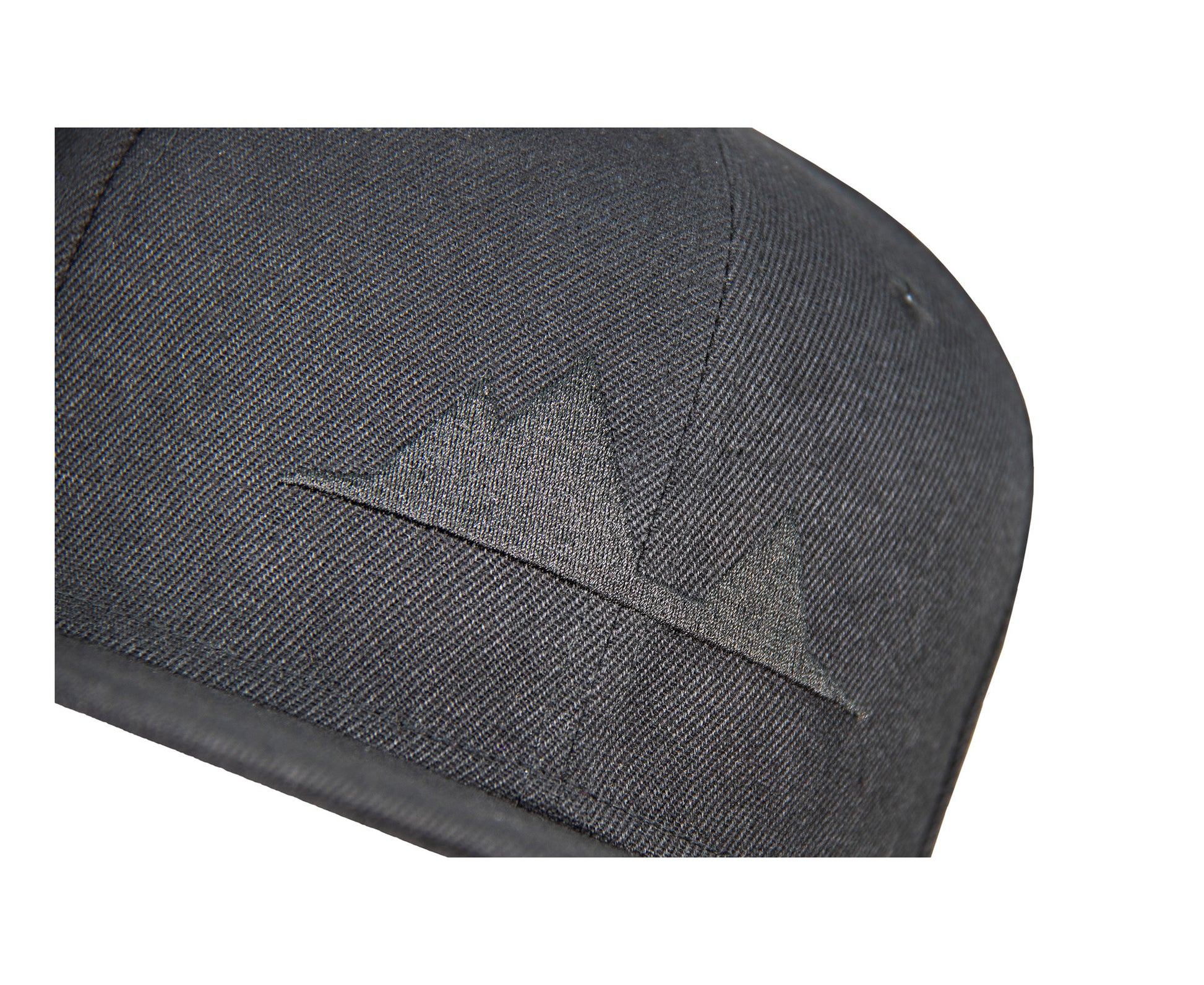 Snapback-Cap von Jumping Bird in Schwarz mit Ton-in-Ton-Stick vorn, Logostick seitlich und geradem Schirm