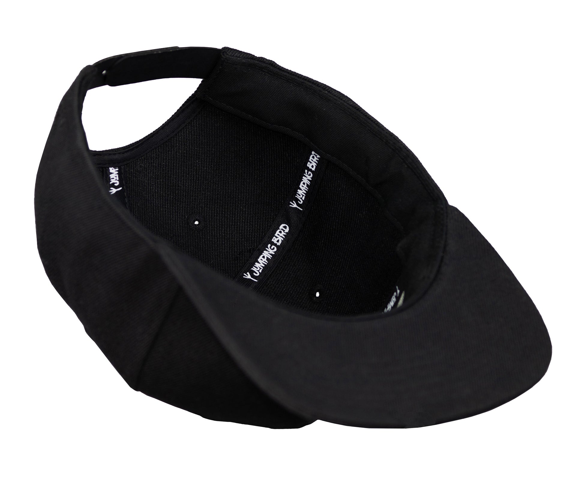 Snapback-Cap von Jumping Bird in Schwarz mit Ton-in-Ton-Stick vorn, Logostick seitlich und geradem Schirm