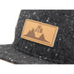 Snapback-Cap von Jumping Bird in Dunkelgrau meliert mit geprägtem Lederoptik-Patch vorn und seitlichem Logostick