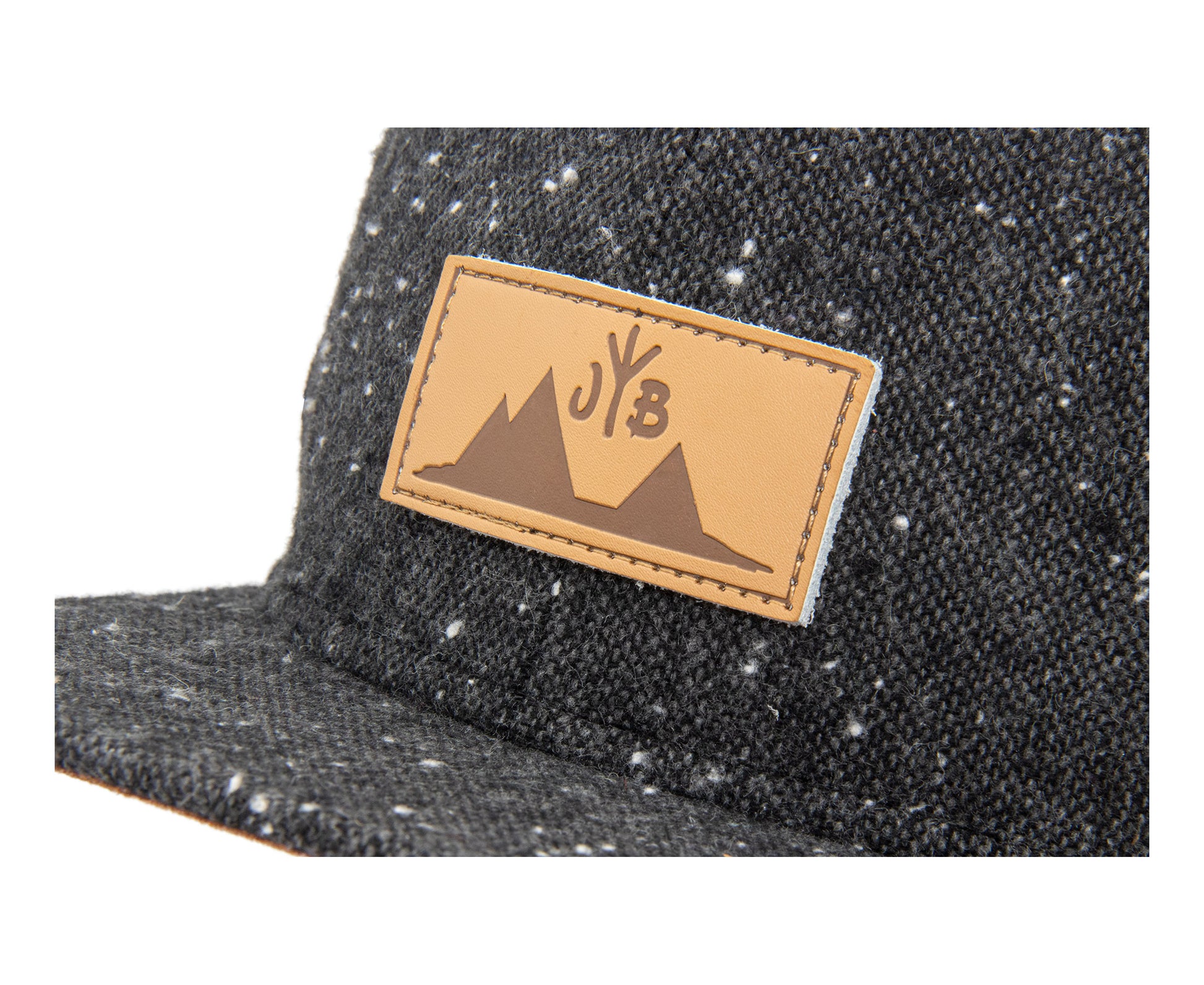 Snapback-Cap von Jumping Bird in Dunkelgrau meliert mit geprägtem Lederoptik-Patch vorn und seitlichem Logostick