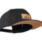 Snapback-Cap von Jumping Bird in Dunkelgrau meliert mit geprägtem Lederoptik-Patch vorn und seitlichem Logostick