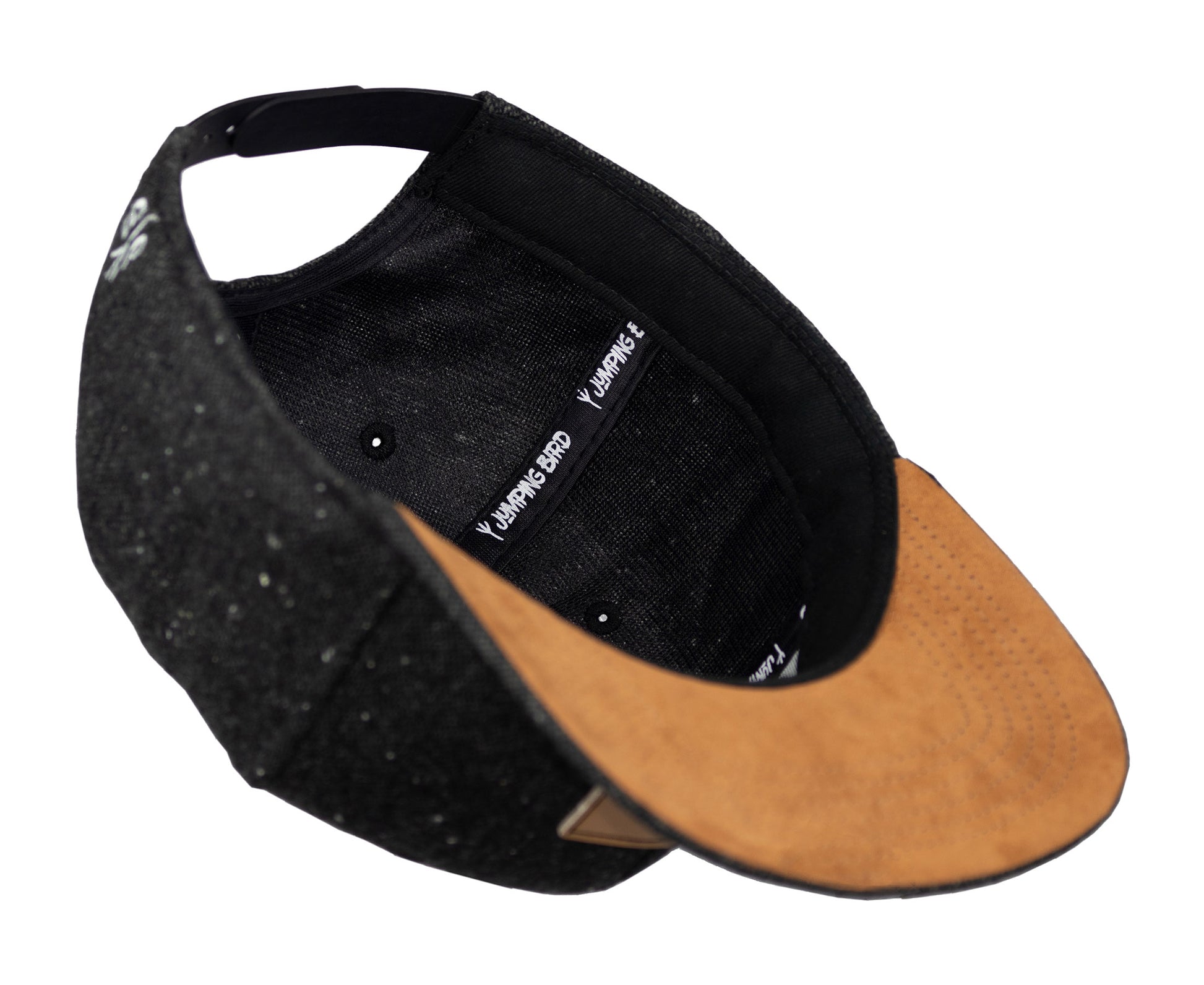 Snapback-Cap von Jumping Bird in Dunkelgrau meliert mit geprägtem Lederoptik-Patch vorn und seitlichem Logostick
